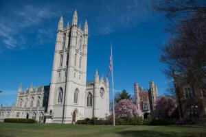 的 trinity college chapel on a sunny day